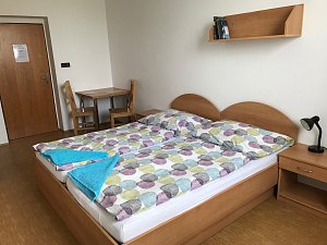Doppelzimmer mit Gemeinschaftsbad und -toilette