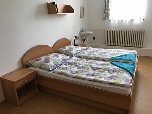 Doppelzimmer mit Gemeinschaftsbad und -toilette