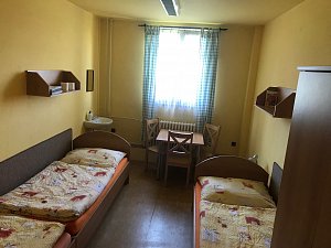 Dreibettzimmer mit Gemeinschaftsbad und -toilette