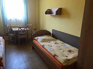 Dreibettzimmer mit Gemeinschaftsbad und -toilette